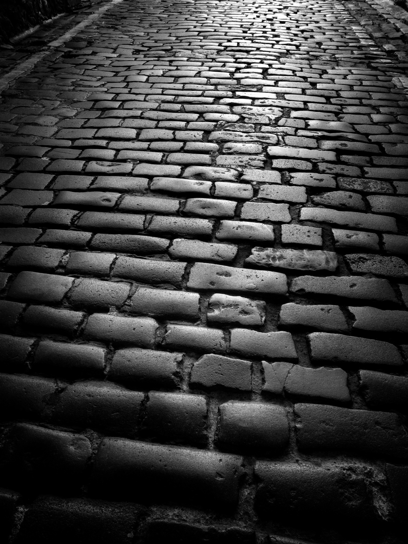 Edinburgh: cobbled street at sunset